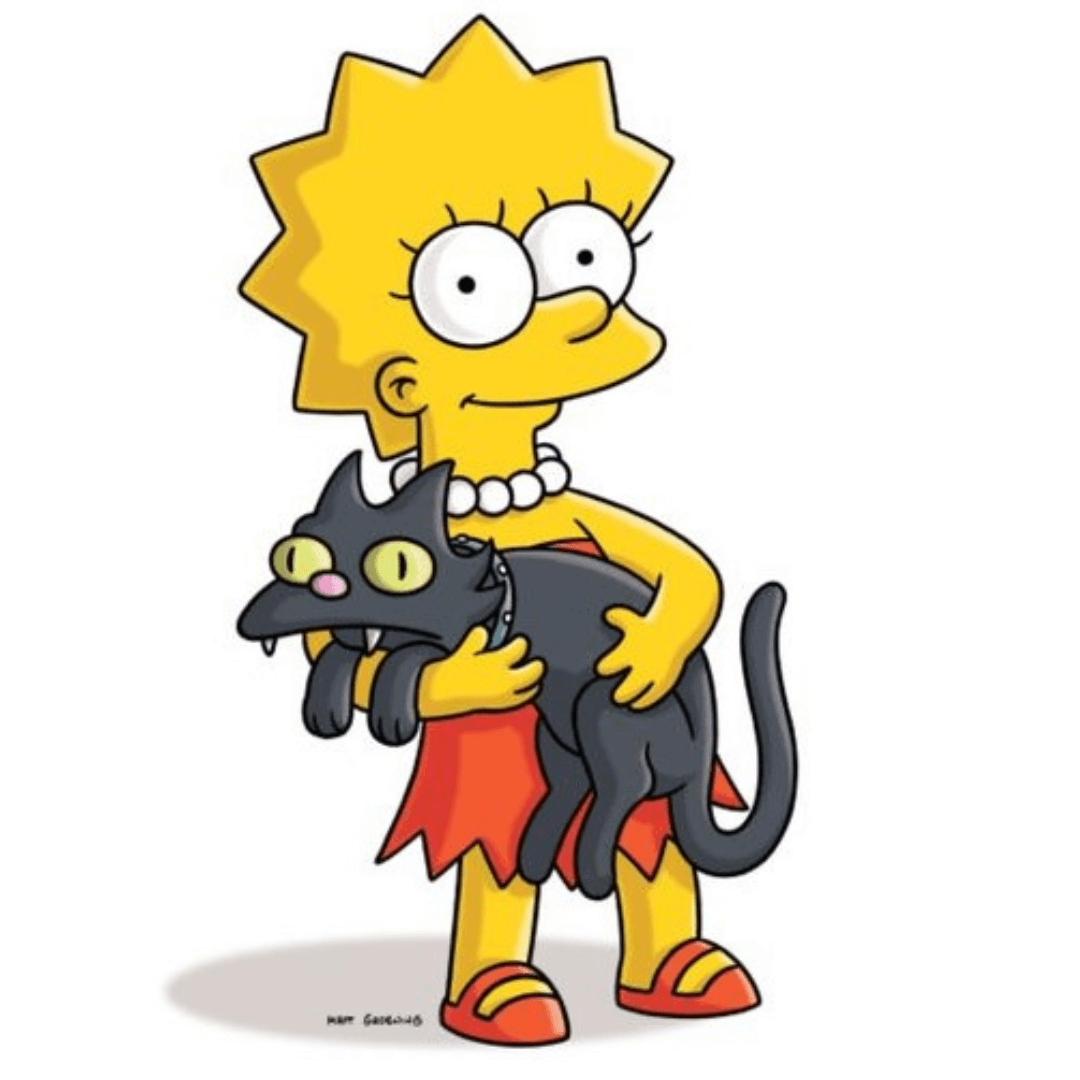 Imagen de Lisa Simpson, luciendo su icónico vestido naranja en una pose de cuerpo entero. Lisa sostiene con amor a su fiel compañero, el gato negro Bola de Nieve, en sus manos.